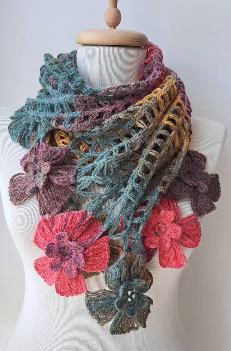 Häkelschal Handgestrickter Blumenschal, Winter Accessoire von SwedishShop