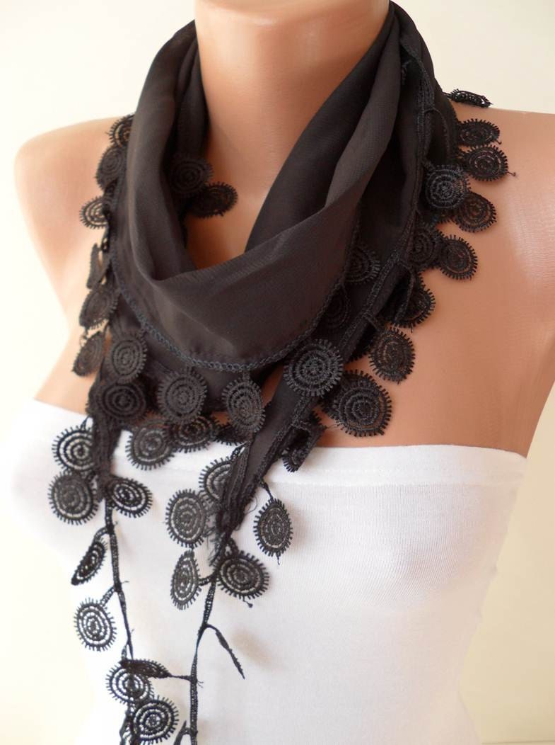 Schwarzer Baumwollschal Mit Schwarzem Spitzenbesatz, Geschenk Für Sie, Weihnachtsgeschenk Frauen, Wintergeschenke von SwedishShop