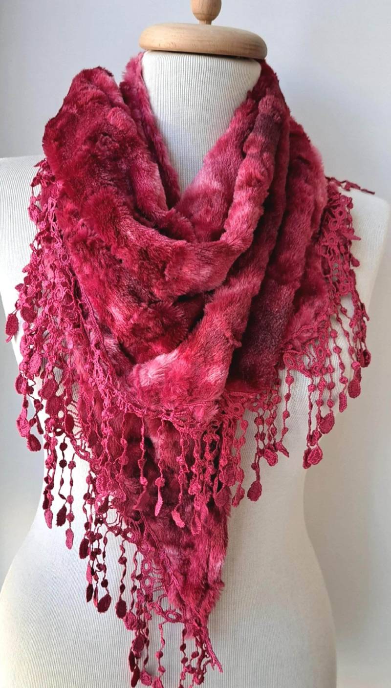 Handgefertigte Kunstpelz Schal Mit Häkelspitze Am Rand von SwedishShop