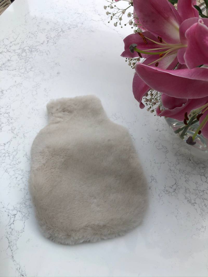 Oyster Neutral Luxus Schaffell Wärmflasche Abdeckung Wärmekissen Echte Superweiche von Swedishdalahorse