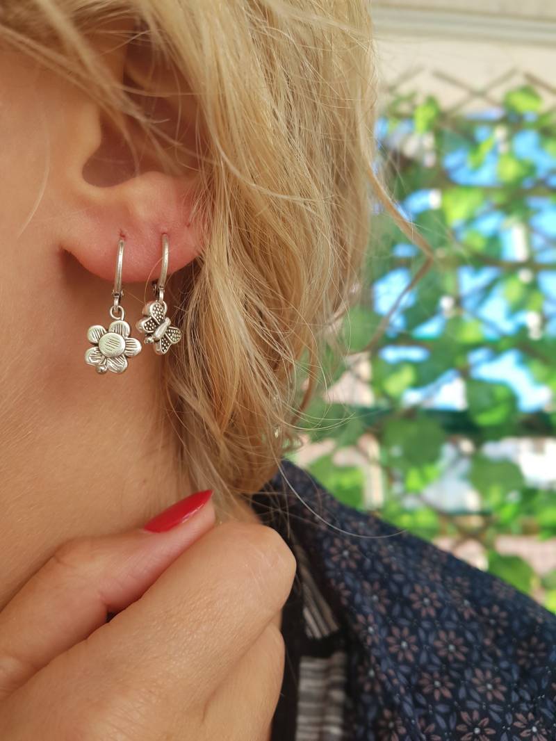 Gänseblümchen Silber Ohrringe, Schmetterling Kleine Niedliche Blumen Zarte Schmuck, Hoop Ohrringe von SweeThingsJewelry