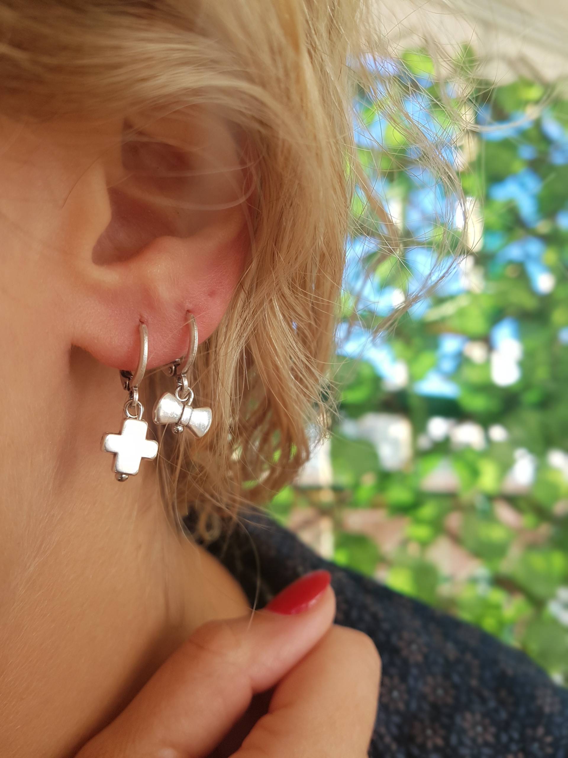 Kreuz Silber Ohrringe, Bogen Hoop Kleine Tropfen Ohrringe, ß von SweeThingsJewelry