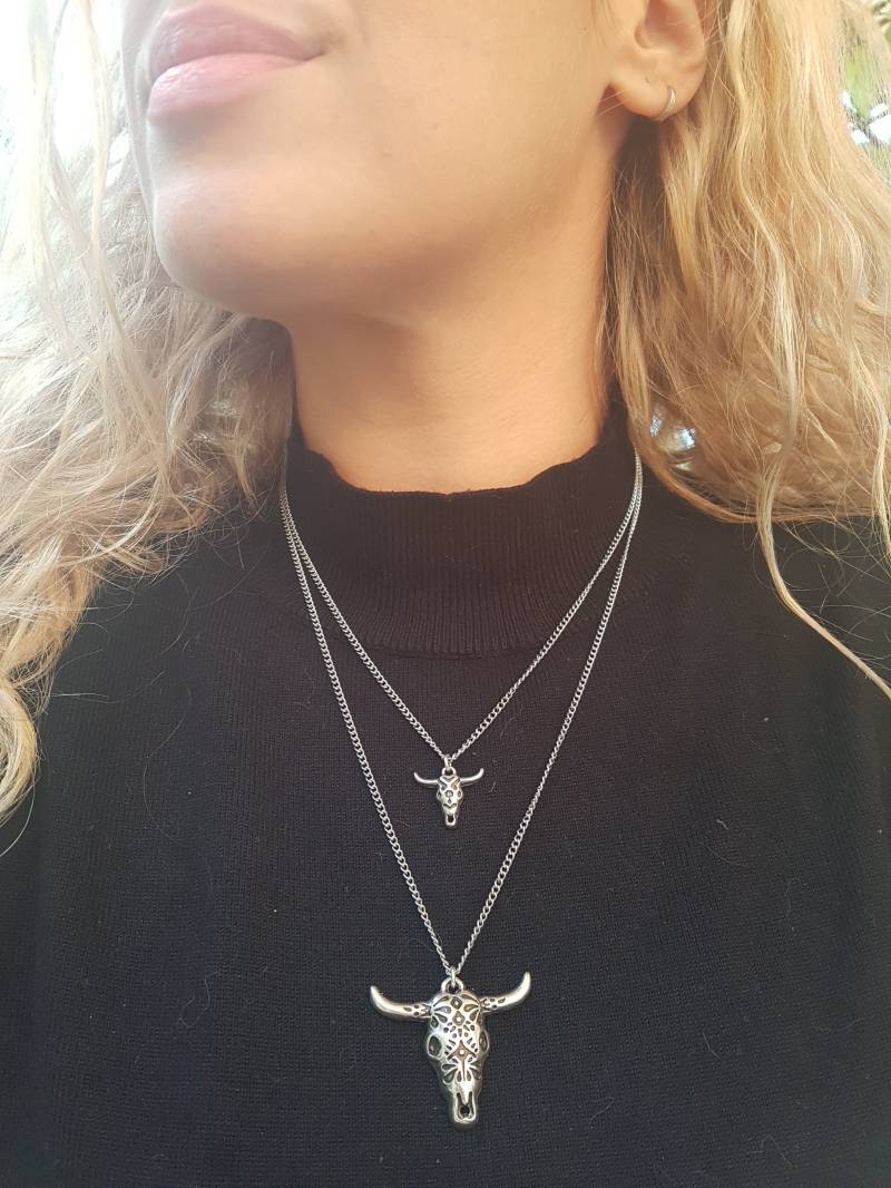 Taurus Silber Halskette, Hörner Set Von Zwei Halsketten, Double-Rock-Geschenk-Anhänger, Versilberte Charms, Stier Schmuck, Schmuck von SweeThingsJewelry
