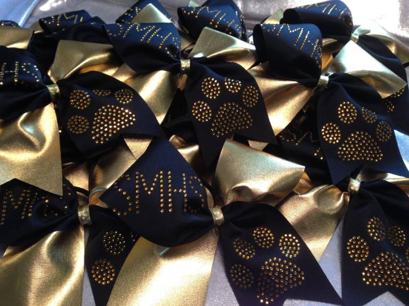 High School-Team Jubeln Bogen Schwarz Und Gold Mit Strass Pfote Initialen von SweetAngelDreamBows