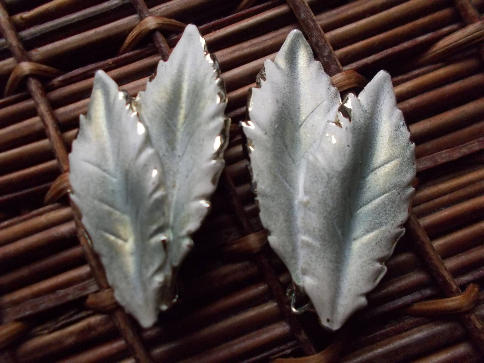 Vintage Grüne Blatt Ohrclips Goldfarbiges Metall von SweetAngelVintage