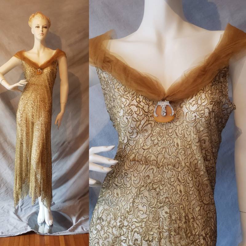 1930Er Jahre Gold Göttin Metallic Lahm Französisch Chantilly Spitze & Tüll Bias Kleid Art Deco Bakelit Strass Akzent 1930Er Jahre Gold Göttin Metallic Lahm Französisch Chantilly Spitze & Tüll Bias Kleid Art Deco Bakelit Strass Akzent von SweetCactusFlower