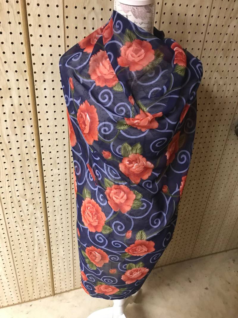 Sarong Rote Rosen Auf Blau. Sommer-Strandkleidung. Geschenk Für Sie. Schwimmen Cover Up. Schlicht . Bademode Strand Wrap. Schal Tischdecke von SweetCheeksEtcetera