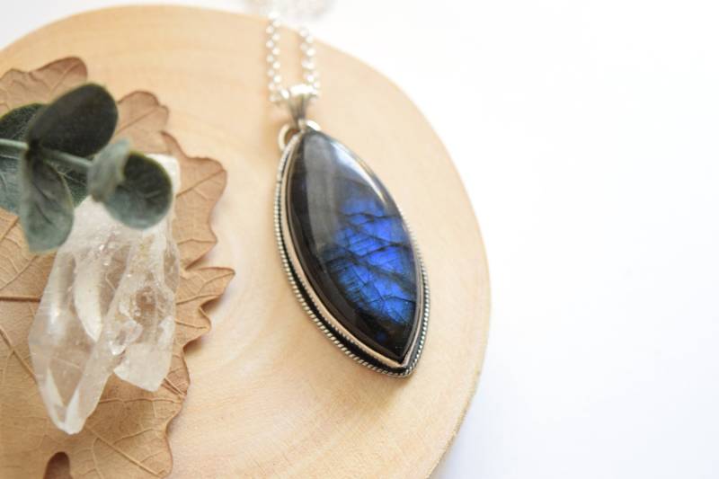 Blue Flash Labradorit Sterlingsilber Anhänger - Handgemacht in Kanada Blue Flash Labradorit Sterlingsilber Anhänger - Handgemacht in Kanada von SweetCloversStudio
