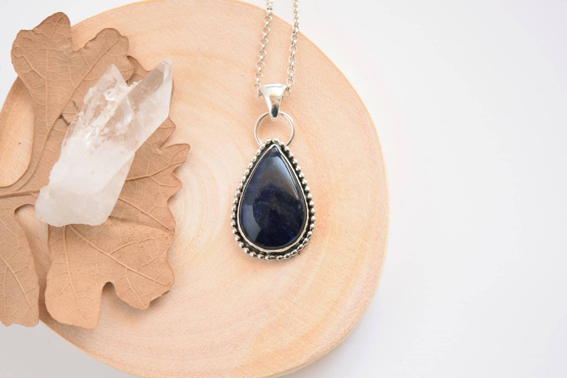 Sodalith Sterling Silber Teardrop Anhänger Handgemachte Marineblaue Halskette Sodalith Sterling Silber Teardrop Anhänger Handgemachte Marineblaue Halskette von SweetCloversStudio