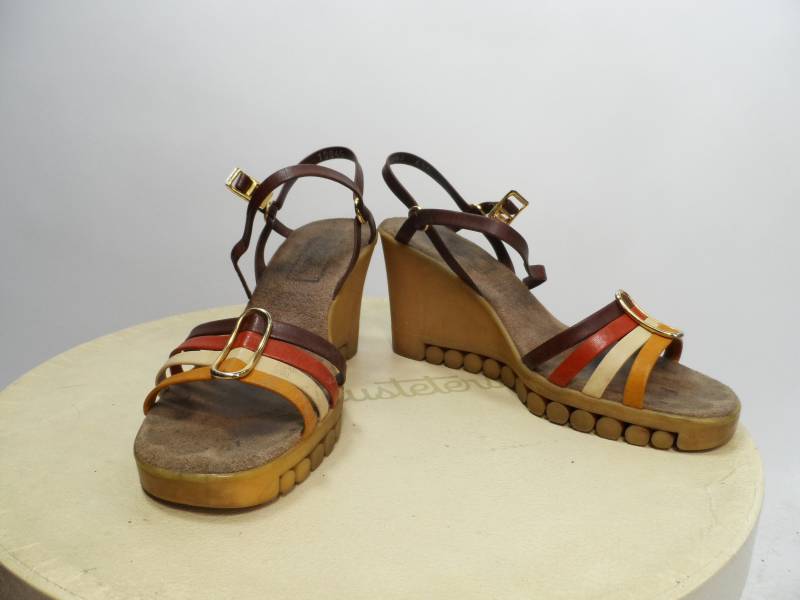 1970Er Jahre Leder Knöchel Geschnallt Gummi Plattform Keile | Größe 6 Neue Alte Lager Bombe Slip Auf "Pollys" Vlv Jahrgang Vtg 1970Er Jahre Leder Knöchel Geschnallt Gummi Plattform Keile | Größe 6 Neue Alte Lager Bombe Slip Auf "Pollys" Vlv Jahrgang Vtg von SweetDahliaVintage