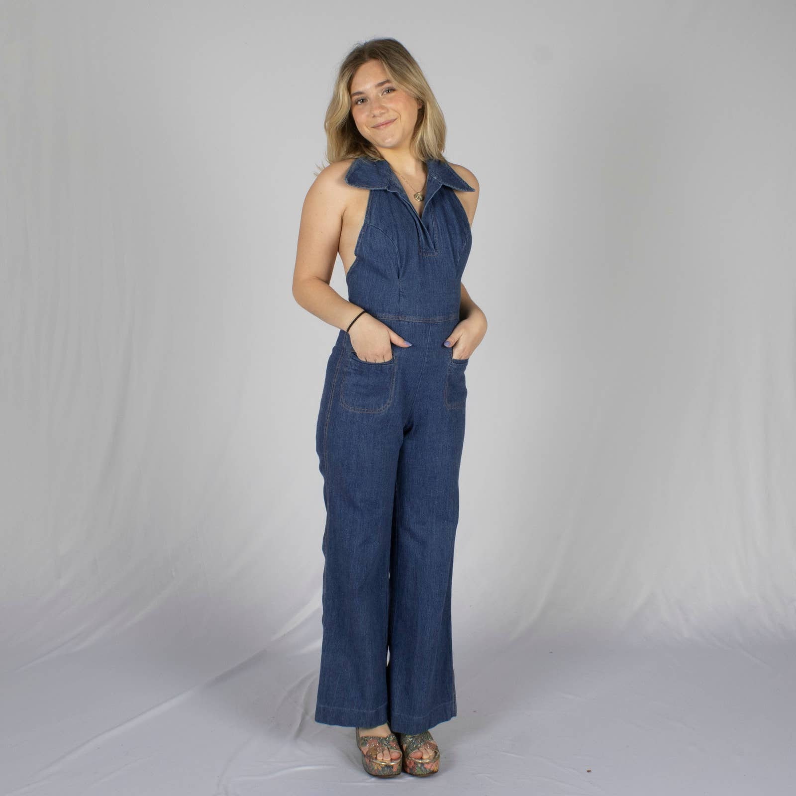 70S Neckholder Top Denim Jumpsuit | Schrittlänge 70 cm Modern Size Small Vtg Vintage von SweetDahliaVintage
