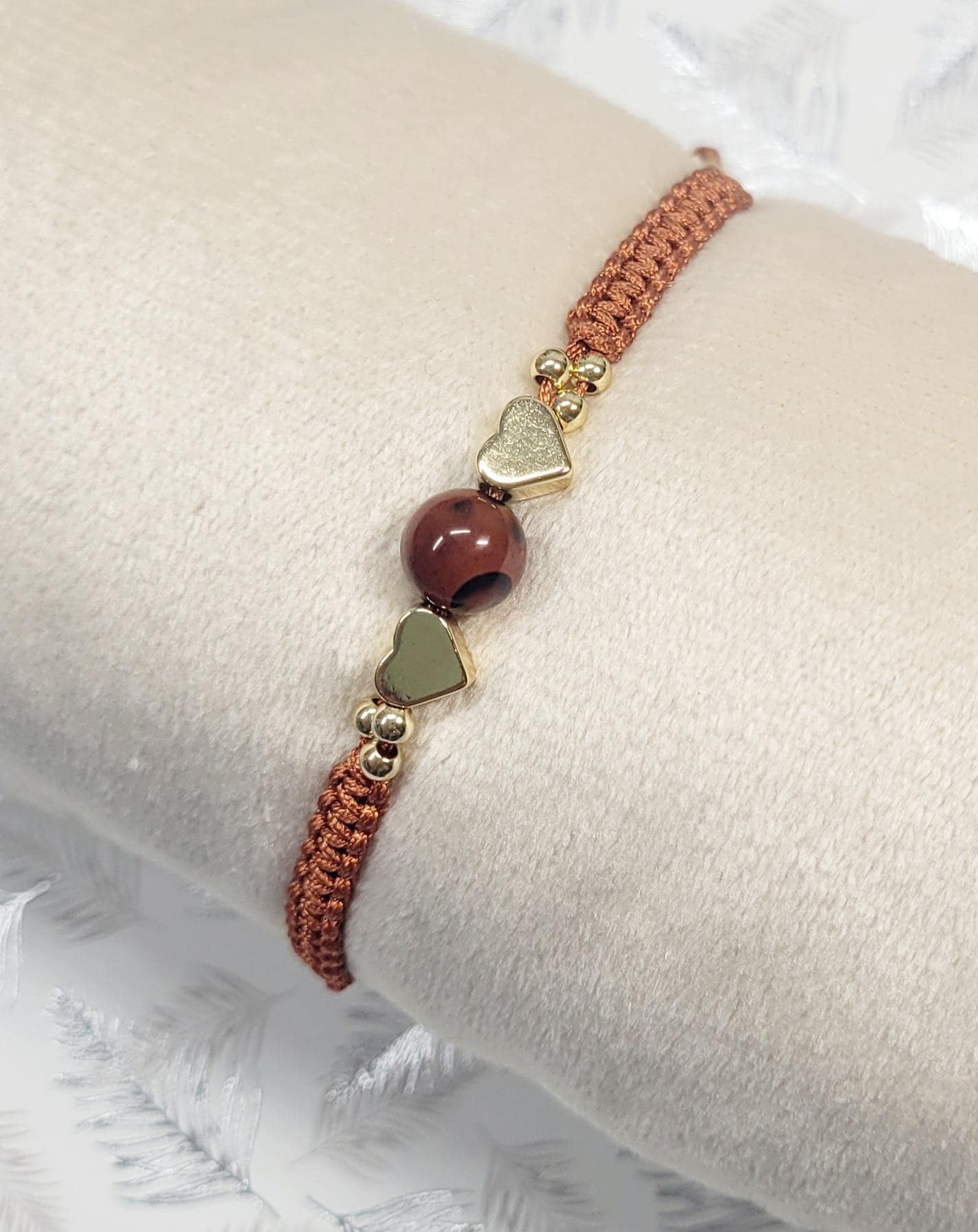 Perlenarmband Makramee Nylon Rotbraun Goldene Herzen Naturstein-Perle von SweetDreams480