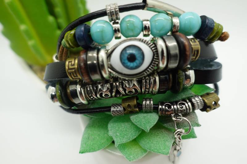 Evil Eye Multistrand Armband Mit Verstellbaren Schlupfbändern. Echtes Leder Faux Türkis Perlen von SweetHomeOnTheRange