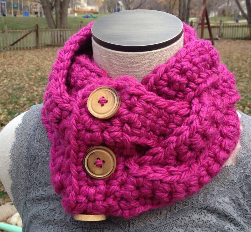 Geflochtener, Gehäkelter Schal Mit Pinkem Knopf von SweetHookDesign