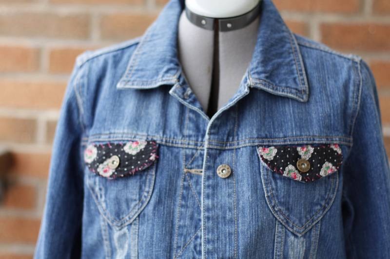 Vintage Denim Jeansjacke Mit Blumentaschen Detail - Large von SweetJeanStore