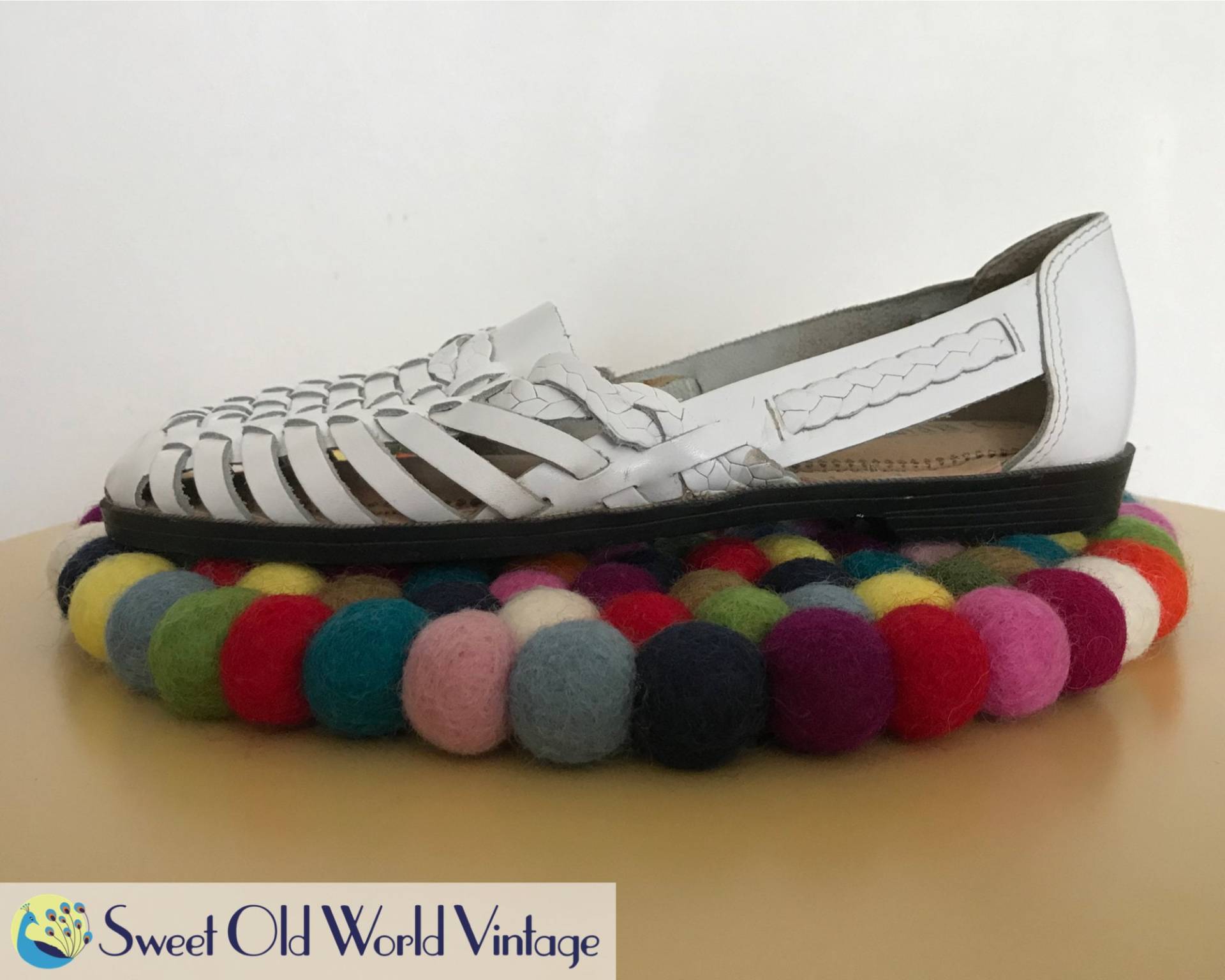 Vintage 80Er Jahre Weiße Huaraches Gr. 7 || Die Lederkollektion Webleder Damen Sandalen Retro Schuhe Exzellenter Zustand von SweetOldWorldVintage