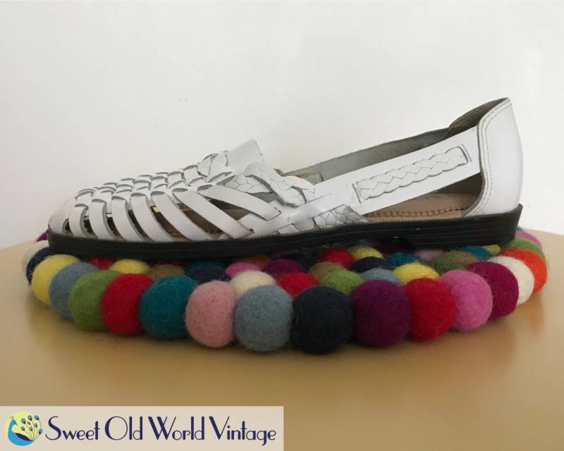 Vintage 80Er Jahre Weiße Huaraches Gr. 7 || Die Lederkollektion Webleder Damen Sandalen Retro Schuhe Exzellenter Zustand von SweetOldWorldVintage