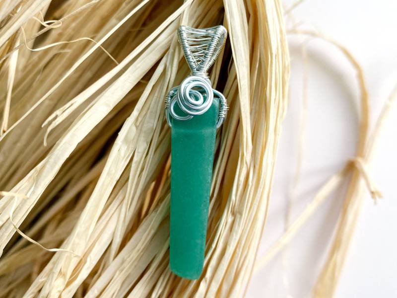Grüne Aventurin-Kristallspitze Versilberter Anhänger Im Rosendesign von SweetOliveMoon