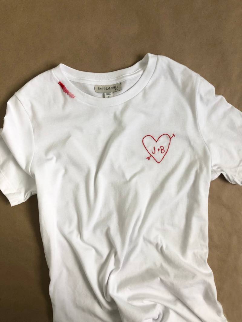 In Love Herz Initial T-Shirt - Valentinstag, Jahrestag, Handgestickt In Love Herz Initial T-Shirt - Valentinstag, Jahrestag, Handgestickt von SweetOliveStreetbyJJ
