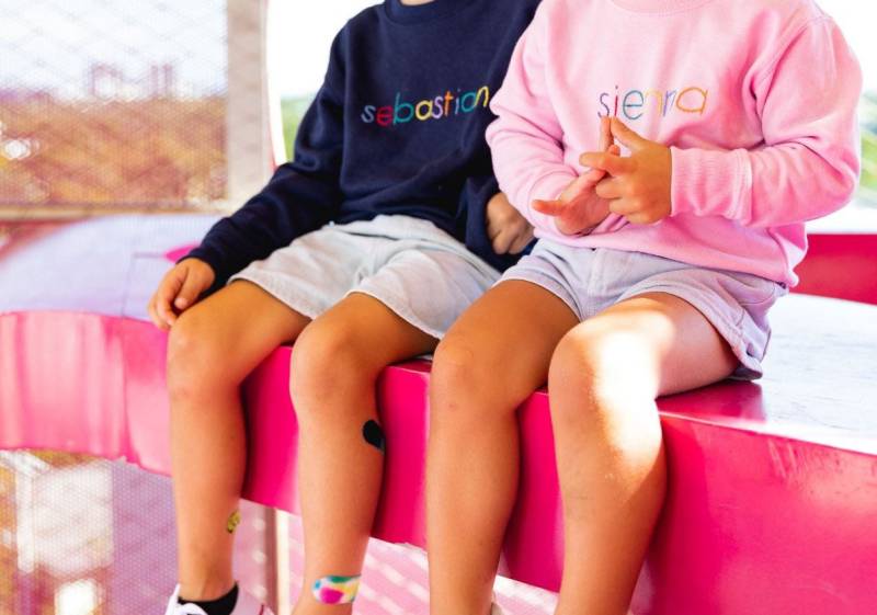 Regenbogen Name Block Print Hand Besticktes Sweatshirt von SweetOliveStreetbyJJ