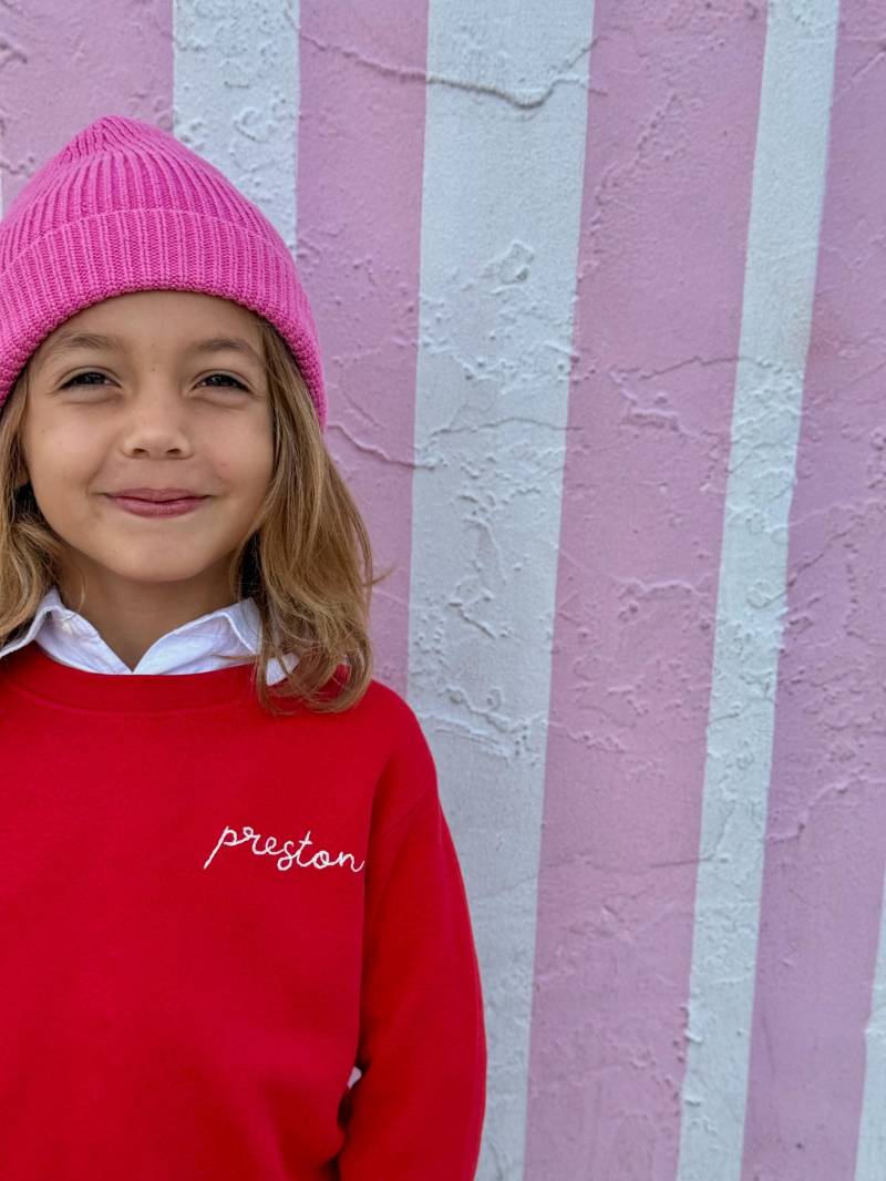 Rotes Sweatshirt Mit Personalisiertem Namen Im Weißen Faden. Handbestickt Rotes Sweatshirt Mit Personalisiertem Namen Im Weißen Faden. Handbestickt von SweetOliveStreetbyJJ