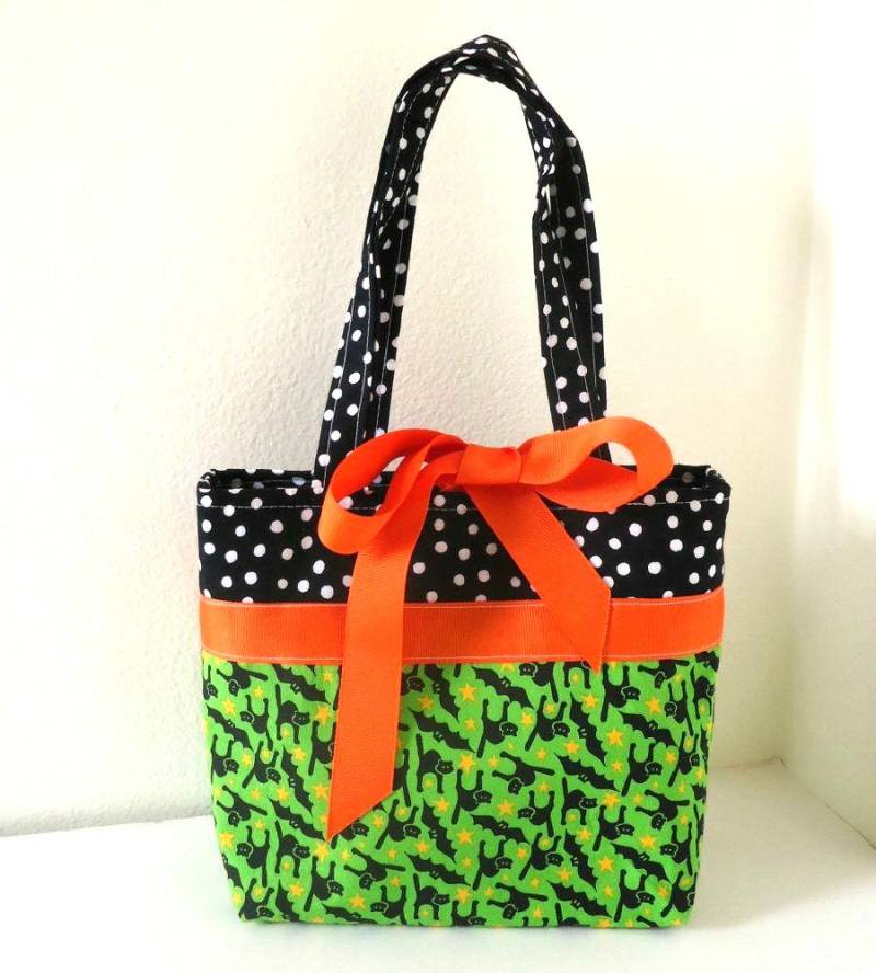 Halloween Geldbörse Gruselige Katzen & Fledermäuse, Lindgrün Und Schwarz Gepunktete Tasche Halloween Geldbörse Gruselige Katzen & Fledermäuse, Lindgrün Und Schwarz Gepunktete Tasche von SweetPeaPurseCompany