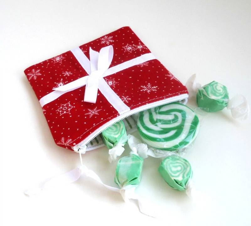 Weihnachtsportemonnaie Reißverschlusstäschchen Mit Schneeflocken Und Schleife, Versandfertig Weihnachtsportemonnaie Reißverschlusstäschchen Mit Schneeflocken Und Schleife, Versandfertig von SweetPeaPurseCompany