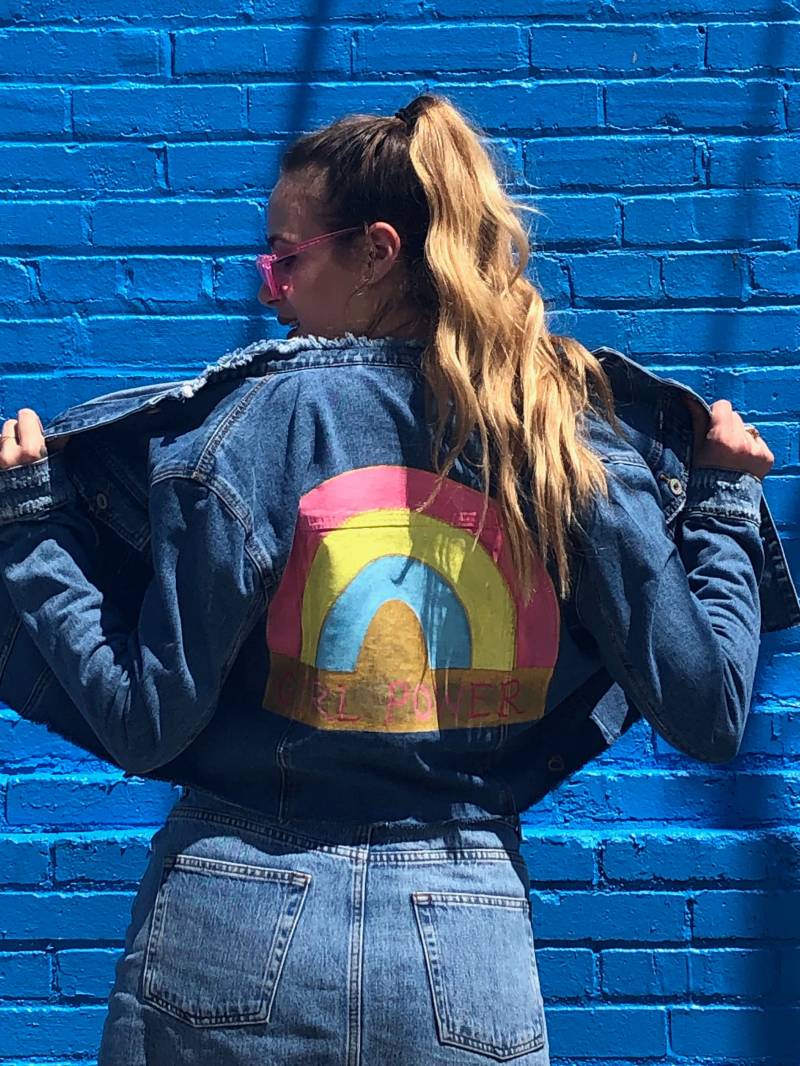 Girl Power - Regenbogen Handbemalt Cropped Jeansjacke M/L von SweetPeachDenim