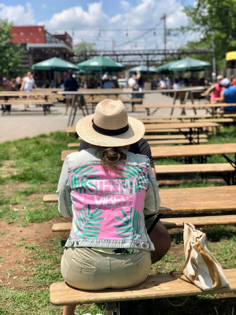 steeny Vibes - The Morning Toast Bemalte Jeansjacke Größe Medium Large von SweetPeachDenim