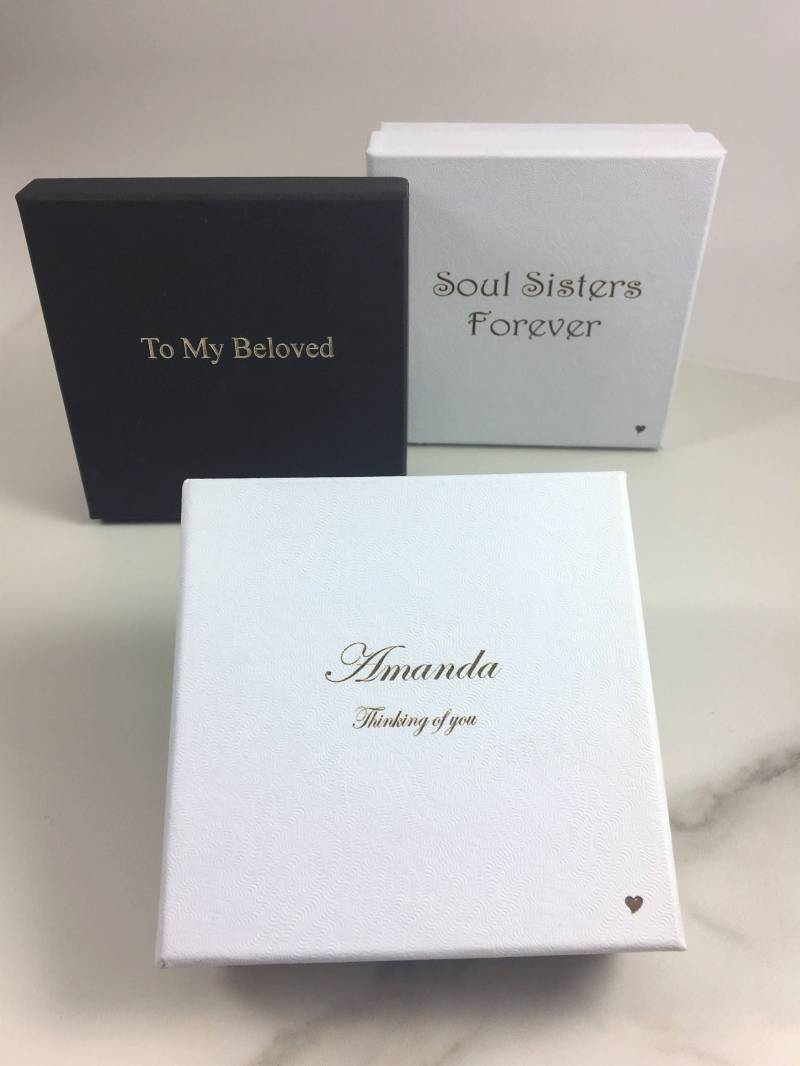 Personalisierte Geschenkboxen, Geschenkboxen, Weiße Boxen, Schwarze Boxen, Gravierte Geschenkbox Name, Gravierte Boxen, Schmuckboxen, Schmuck Personalisierte Geschenkboxen, Geschenkboxen, Weiße Boxen, Schwarze Boxen, Gravierte Geschenkbox Name, Gravierte Boxen, Schmuckboxen, Schmuck von SweetPeachesCo