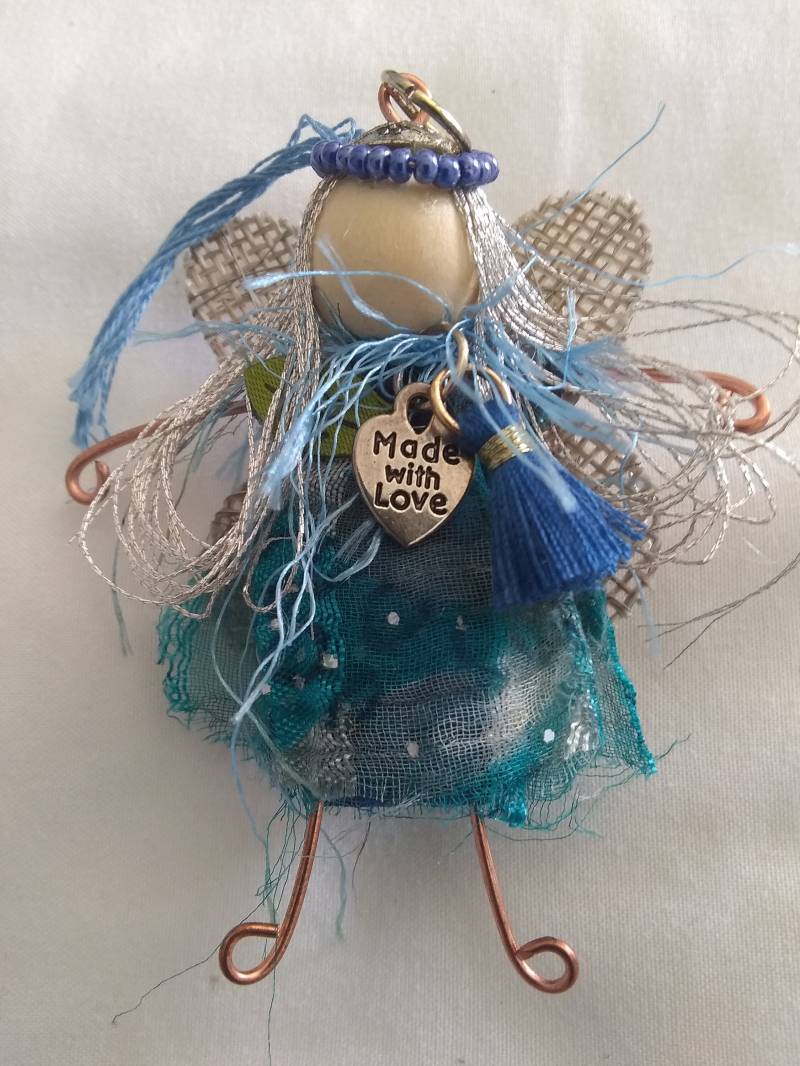 Blaue Fee Pendent Pin Boho Hippie Wire Stick Figur Sari Seide Tragbare Kunst von SweetPeasBohoJewelry