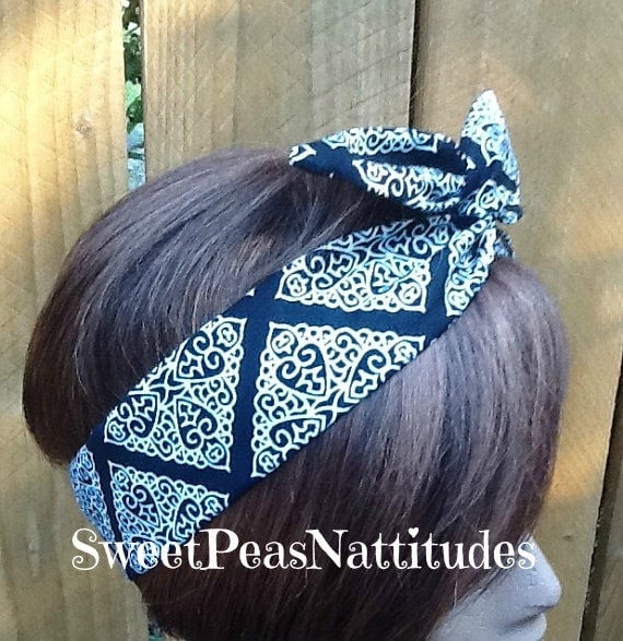 Draht-Dolly Bogen Draht Stirnband Weiße Spitze Auf Schwarzem Print Rockabilly Haar Schal - Bandana Draht-Dolly Bogen Draht Stirnband Weiße Spitze Auf Schwarzem Print Rockabilly Haar Schal - Bandana von SweetPeasNattitudes