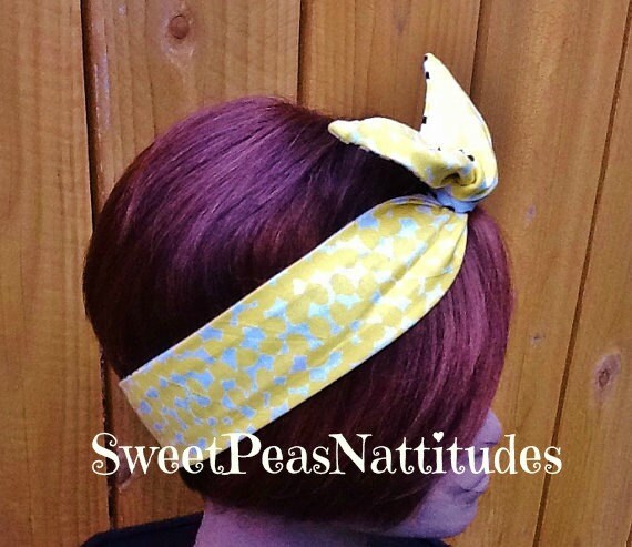 Kabelgebundene Dolly Bogen Draht Stirnband Reversible Gelben Print Rockabilly Haar Schal Halstuch Hasenohren von SweetPeasNattitudes