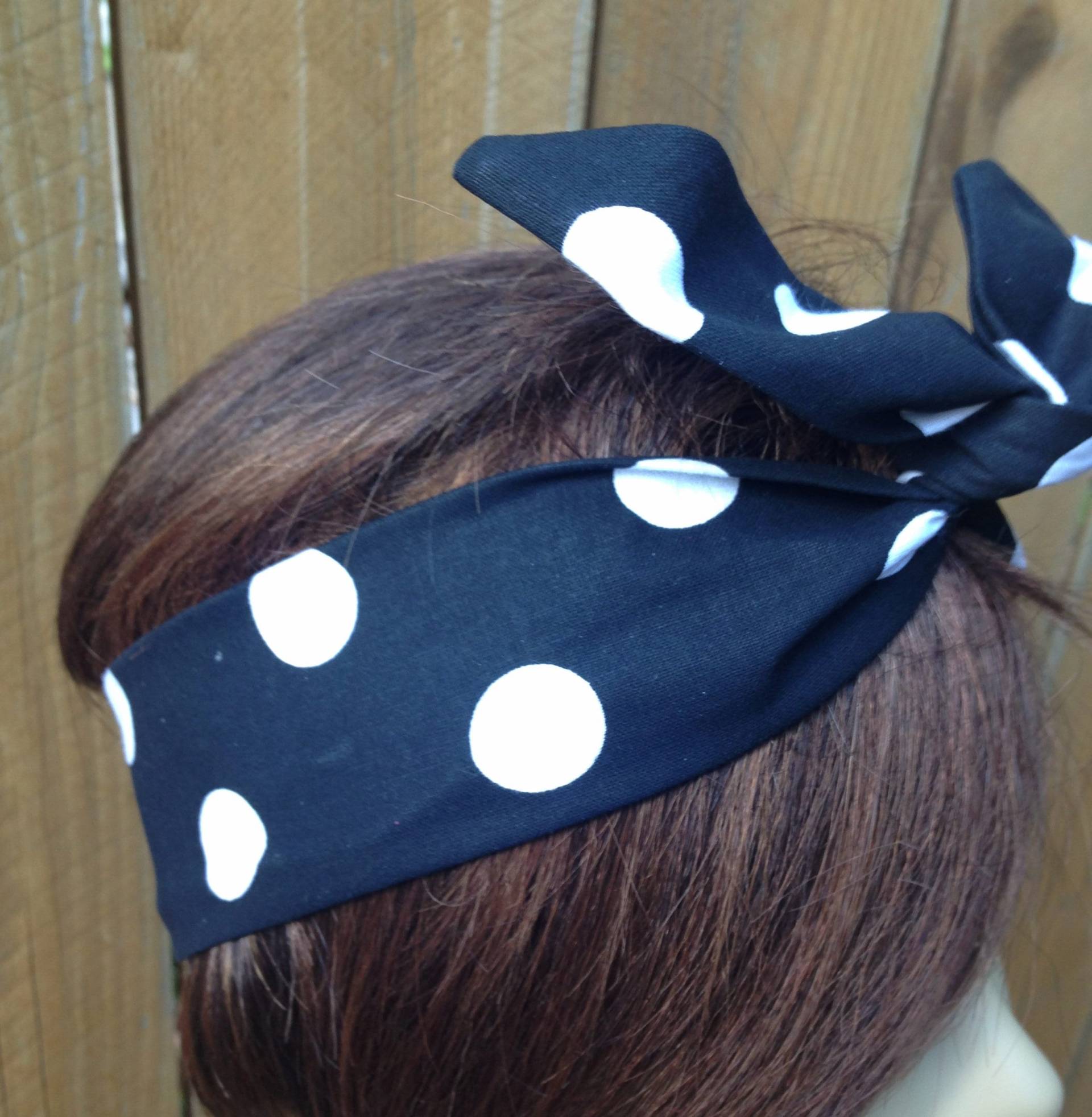 Schwarz Mit Weißen Polka Dots Draht Stirnband Verdrahtet Dolly Schleife Rosie Die Riveter Drahted White Auf Roten Schal - Bandanna Kaninchen Ohren von SweetPeasNattitudes