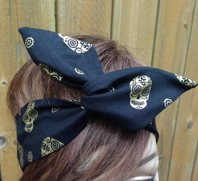 Verkabelte Dolly Schleife Gold Auf Schwarz Sugar Skulls Print Rockabilly Wire Schal - Bandana Stirnband von SweetPeasNattitudes