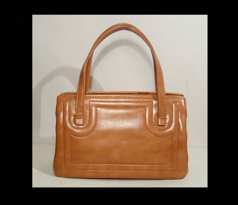 Caramel Vinyl Handtasche ~ Jr Canada Große Geräumige Blonde Tasche Mit 5 Taschen Goldton Vegan Schwarzem Satinfutter Caramel Vinyl Handtasche ~ Jr Canada Große Geräumige Blonde Tasche Mit 5 Taschen Goldton Vegan Schwarzem Satinfutter von SweetRideVintage