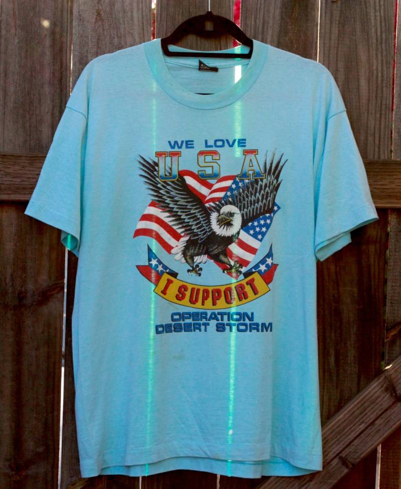 Jahrgang 1990 Wir Liebe Usa Betrieb Wüste Sturm Blau-T-Shirt von SweetTeeAndThread
