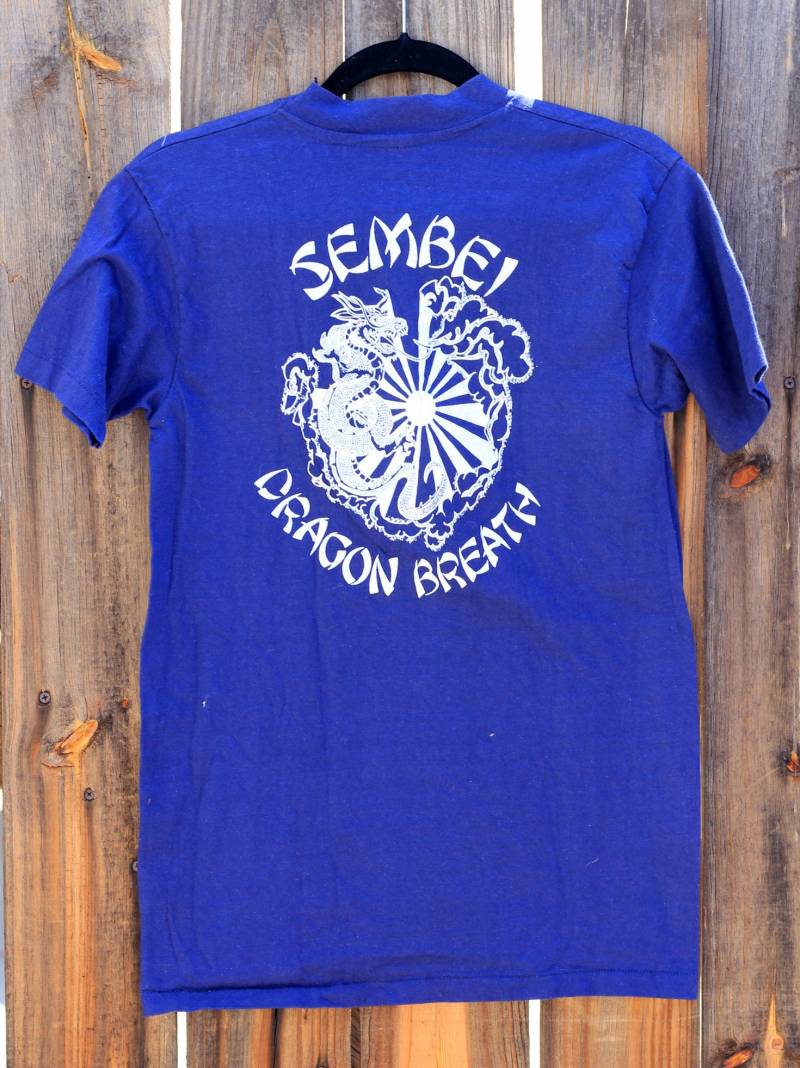 Seltene Vintage 1970 Sembai Drachen Atem Herren Kleine Blaue Drache T Shirt von SweetTeeAndThread