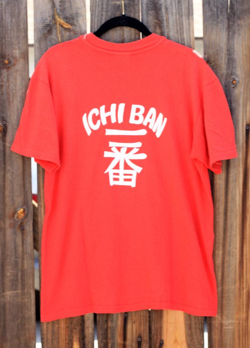 Vintage 1980Er Ichiban Japan Souvenir Rot Herren Medium T-Shirt von SweetTeeAndThread
