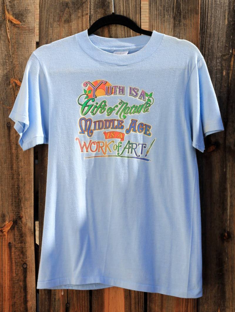 Vintage 1980Er Jugend Ist Ein Geschenk Der Natur Mittelalter Kunstwerk Neuheit Unisex Powder Blue Light Grafik-T-Shirt von SweetTeeAndThread