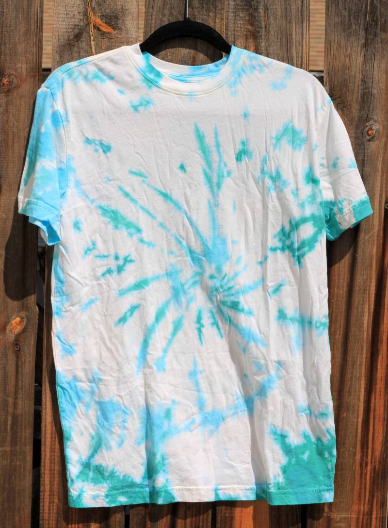 Vintage 1990Er Blau Weiß Tie Dye Unisex Medium T Shirt von SweetTeeAndThread