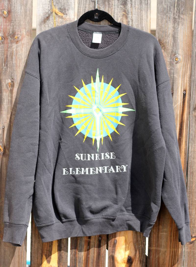 Vintage 1990Er Sonnenaufgang Elementary Sonne Stern Schwarz Unisex Sweatshirt von SweetTeeAndThread