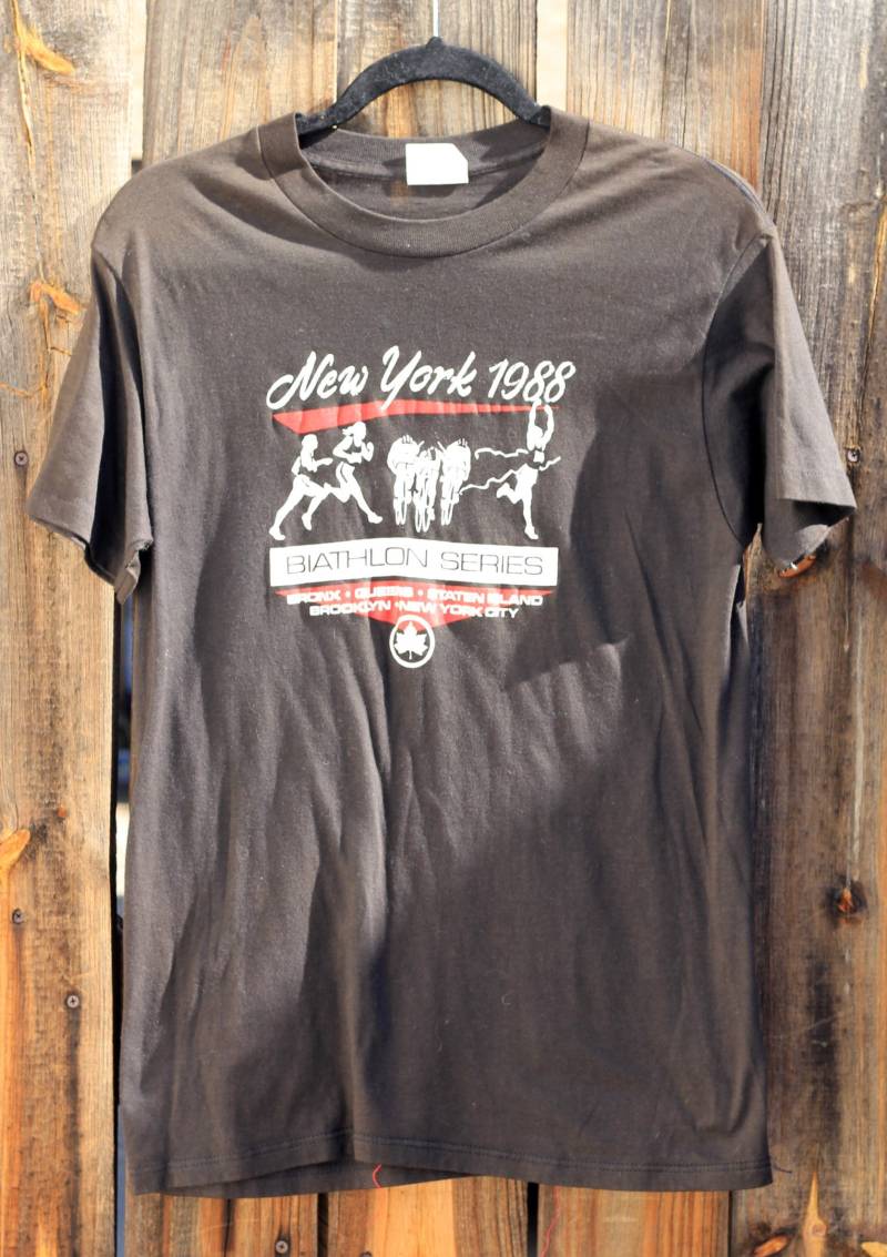 Vintage Zustand 1988 New York Biathlon Unisex Grafik Schwarz T-Hemd von SweetTeeAndThread