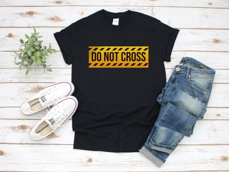 Do Not Cross T-Shirt, Achtung Tape, Freundin Geschenk Für Freundin, Lehrer Tees Do Not Cross T-Shirt, Achtung Tape, Freundin Geschenk Für Freundin, Lehrer Tees von SweetTeesEtc