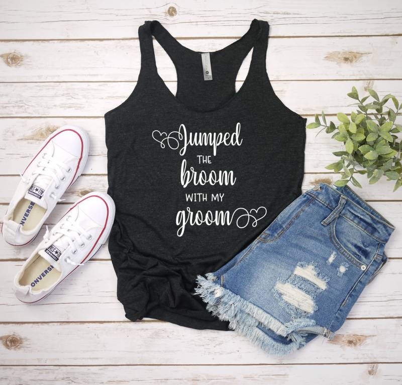 Jump The Broom Bride Tank Top - Shirt, Just Married, Racerback Tanks von SweetTeesEtc