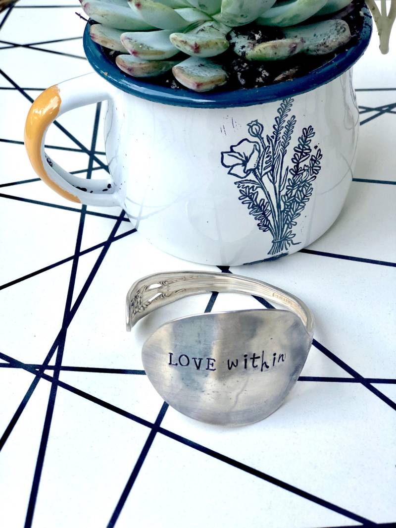 Liebe Innerhalb Löffel Gestempelt Armband Mantra Schmuck Verstellbar Silber Vergoldet Vintage von SweetThymeDesign
