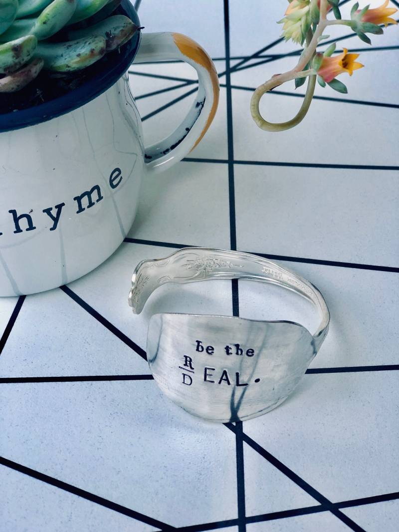 Seien Sie Der Echte Deal Löffel Gestempelt Armband Mantra Schmuck Verstellbar Silber Vergoldet Vintage von SweetThymeDesign