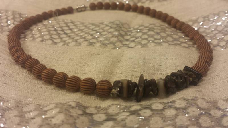 Dekorative Holzperlenkette Für Herren Mit Focal Chip Beads Und Einem Magnetverschluss von SweetTreazures