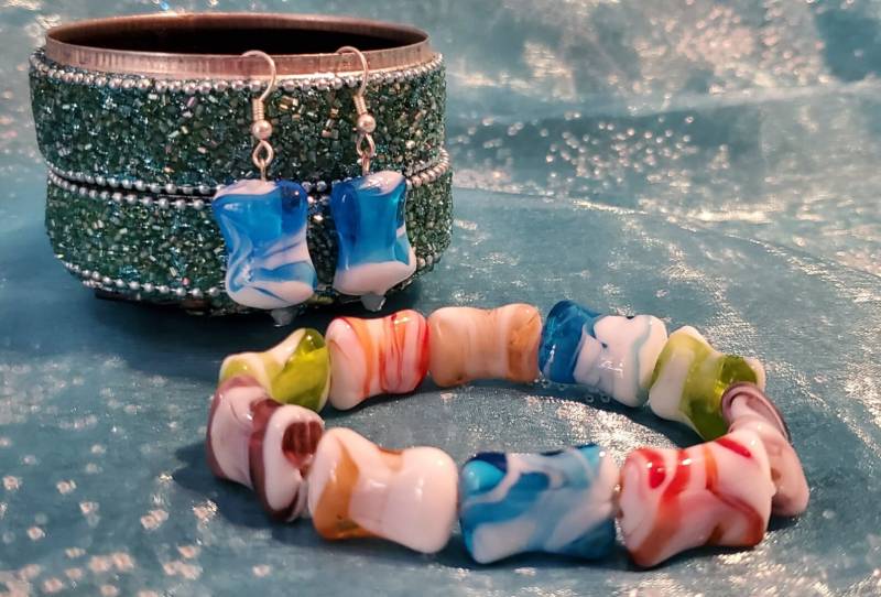 Ein Regenbogen Von Farbe Lampworks Ohrring Und Stretch Armband Set von SweetTreazures