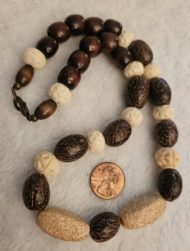 Herren-Halskette Aus Dunklen Holzperlen Geätzte Knochenakzente von SweetTreazures